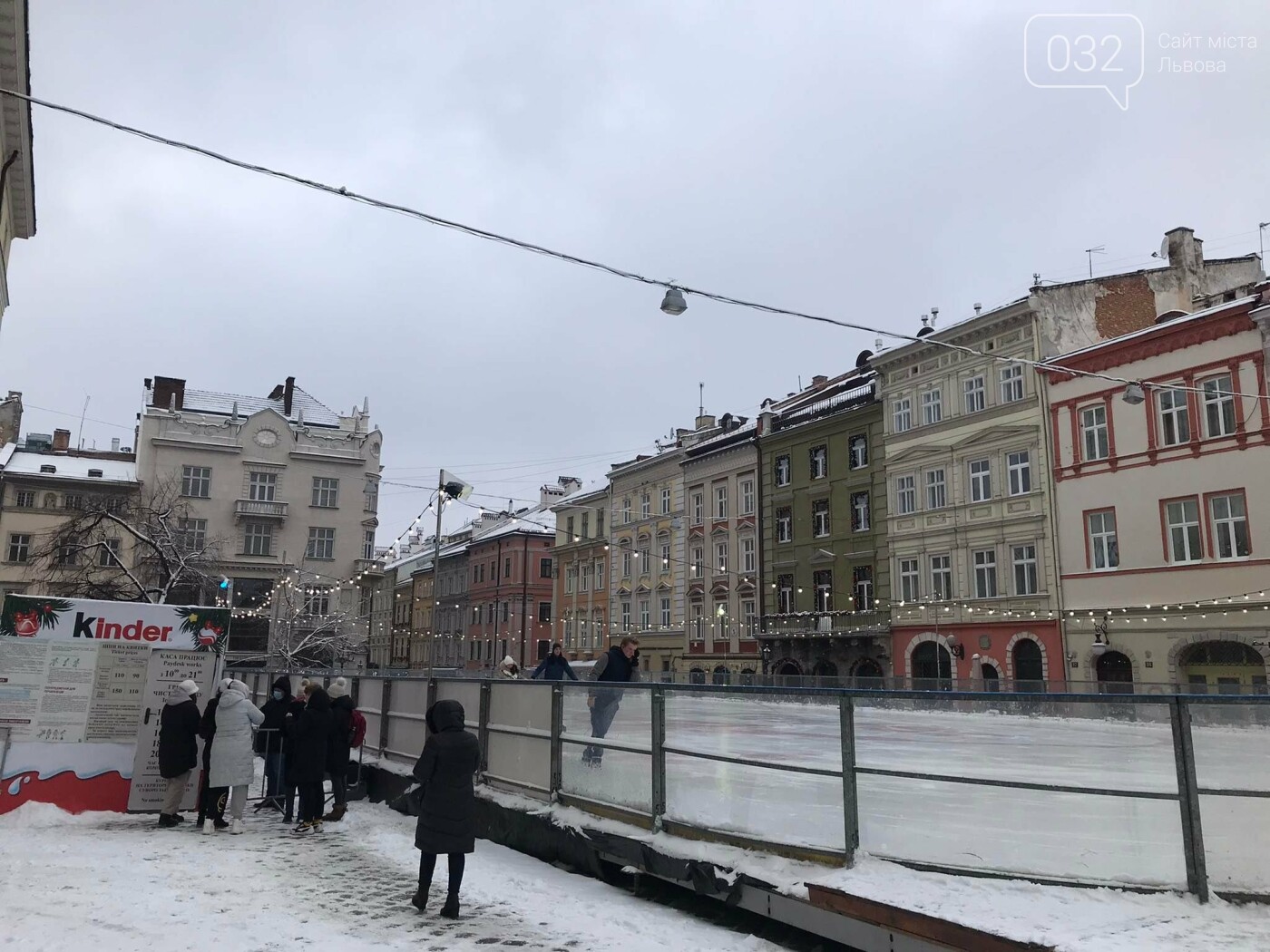 У центрі Львова встановили льодову ковзанку