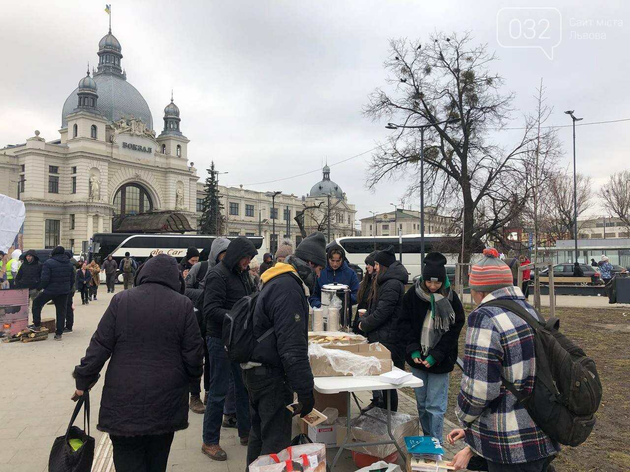 Залізничний вокзал у Львові приймає біженців з усієї країни.