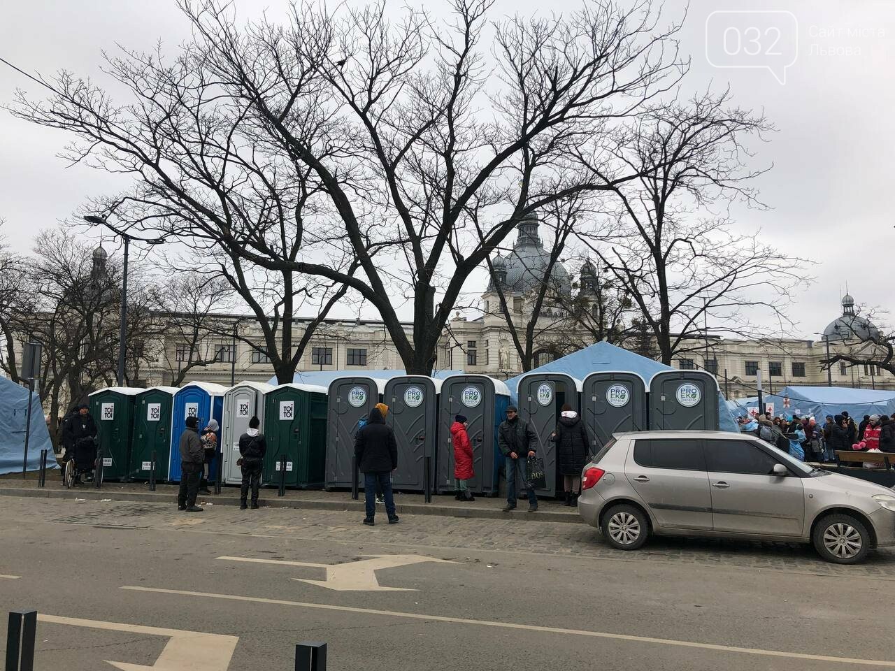 Залізничний вокзал у Львові приймає біженців з усієї країни.