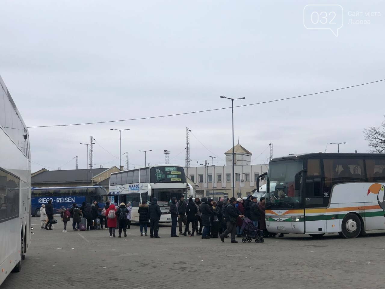 Залізничний вокзал у Львові приймає біженців з усієї країни.