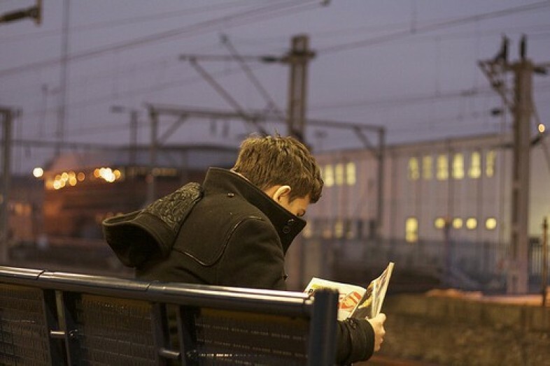 Печальных строк. Мальчик грустит на вокзале. Фильм про убийство на вокзале. Американский фильм ночью на вокзале. Парень в вокзале грустно.