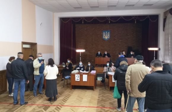 На Львівщині спостерігачі зафіксували перші порушення на виборах
