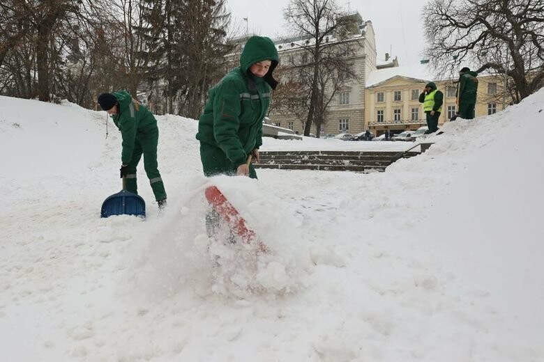 У Львові двірники отримають премії за прибирання снігу