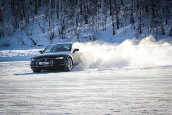 Дрифт на дорогах: у Львові водій вирішив поманеврувати на перехресті, - ВІДЕО