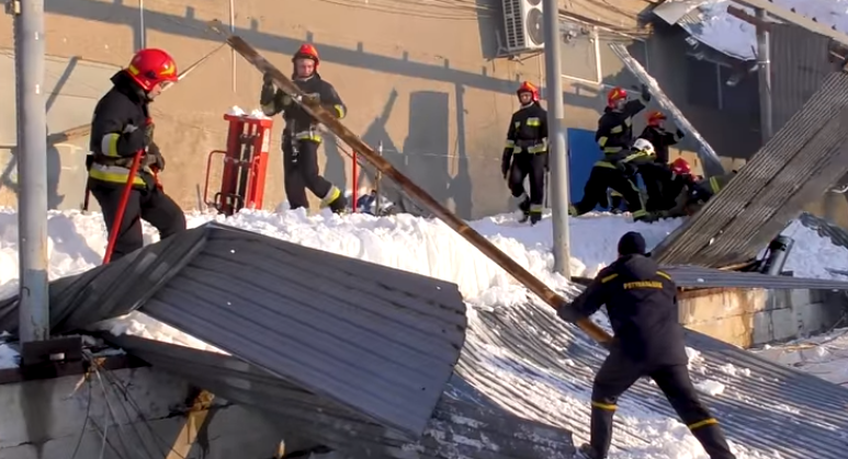 Під вагою снігу у Львові обвалився дах складу і заблокував сімох людей всередині, - ВІДЕО