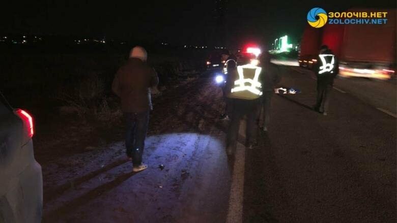 На об'їзній дорозі Золочева водій збив пішохода, - ВІДЕО