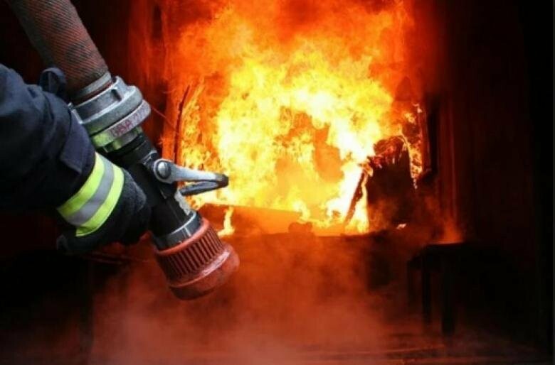 У багатоповерхівці на Широкій горів підвал: вогнеборці врятували чоловіка 