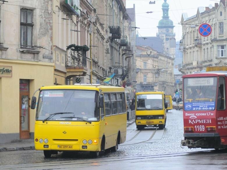 «Лайфхак» від водіїв маршруток у Львові: «зайвих» пасажирів заставляють виходити за сотні метрів до зупинок