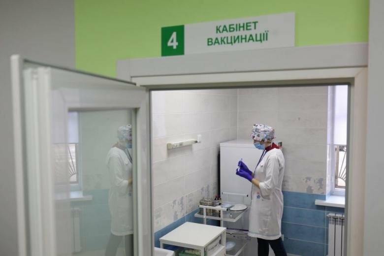 Садовий розповів, якою вакциною від коронавірусу зробили щеплення його мамі