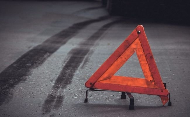 На Львівщині мікроавтобус злетів у кювет і врізався у дерево