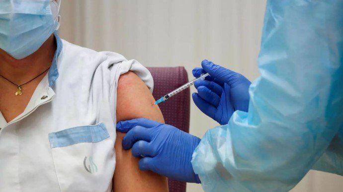 На Львівщині помер чоловік, який напередодні отримав вакцину AstraZeneca