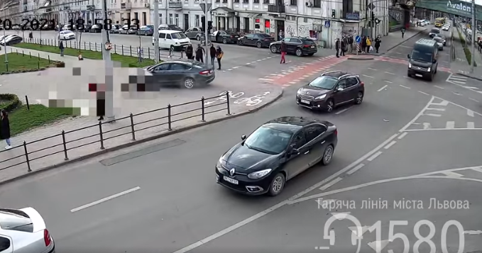 На тротуарі у центрі Львова автомобіль збив жінку, - ВІДЕО