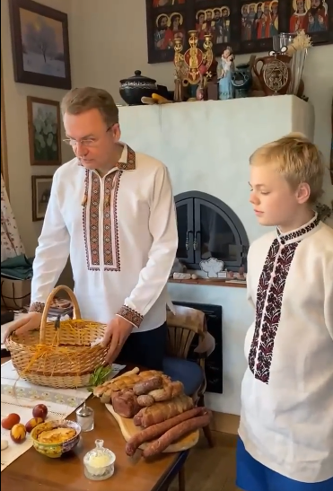 Садовий показав майстер-клас зі складання Великоднього кошика, - ВІДЕО