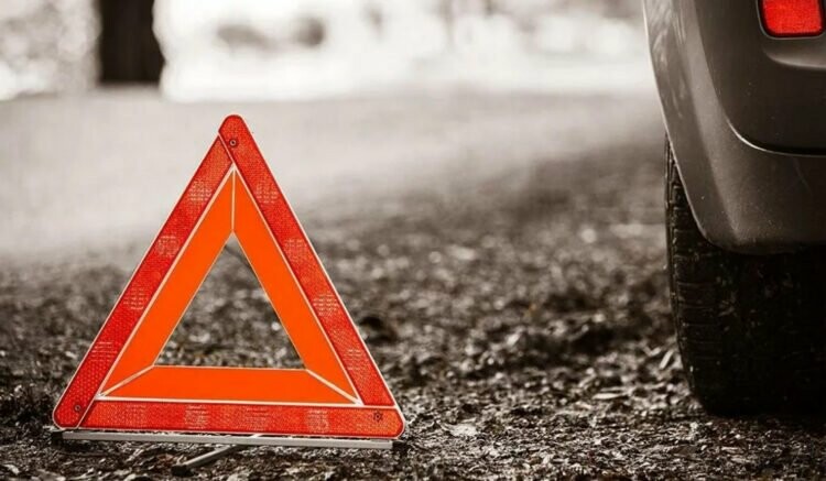 На Львівщині водій автомобіля в'їхав у житловий будинок: є постраждалі 