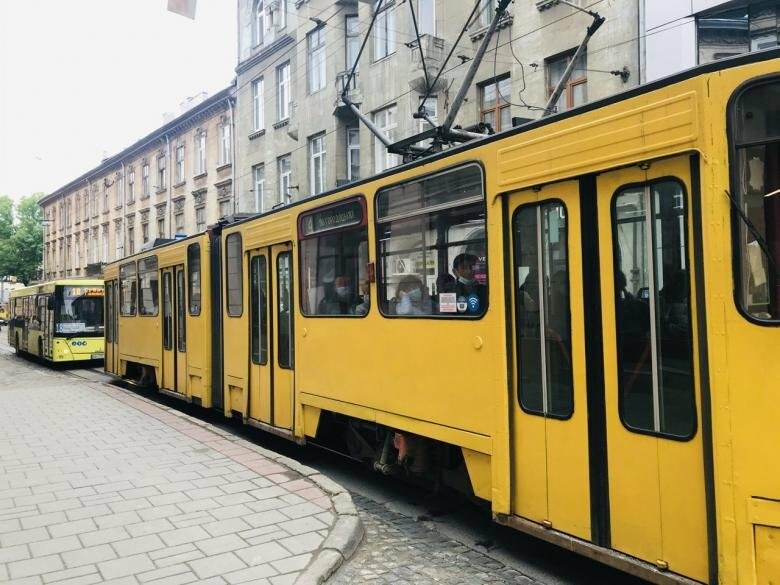 У Львові курсуватимуть шатлбаси та трамваї після футбольного матчу Україна - Швеція: маршрути 