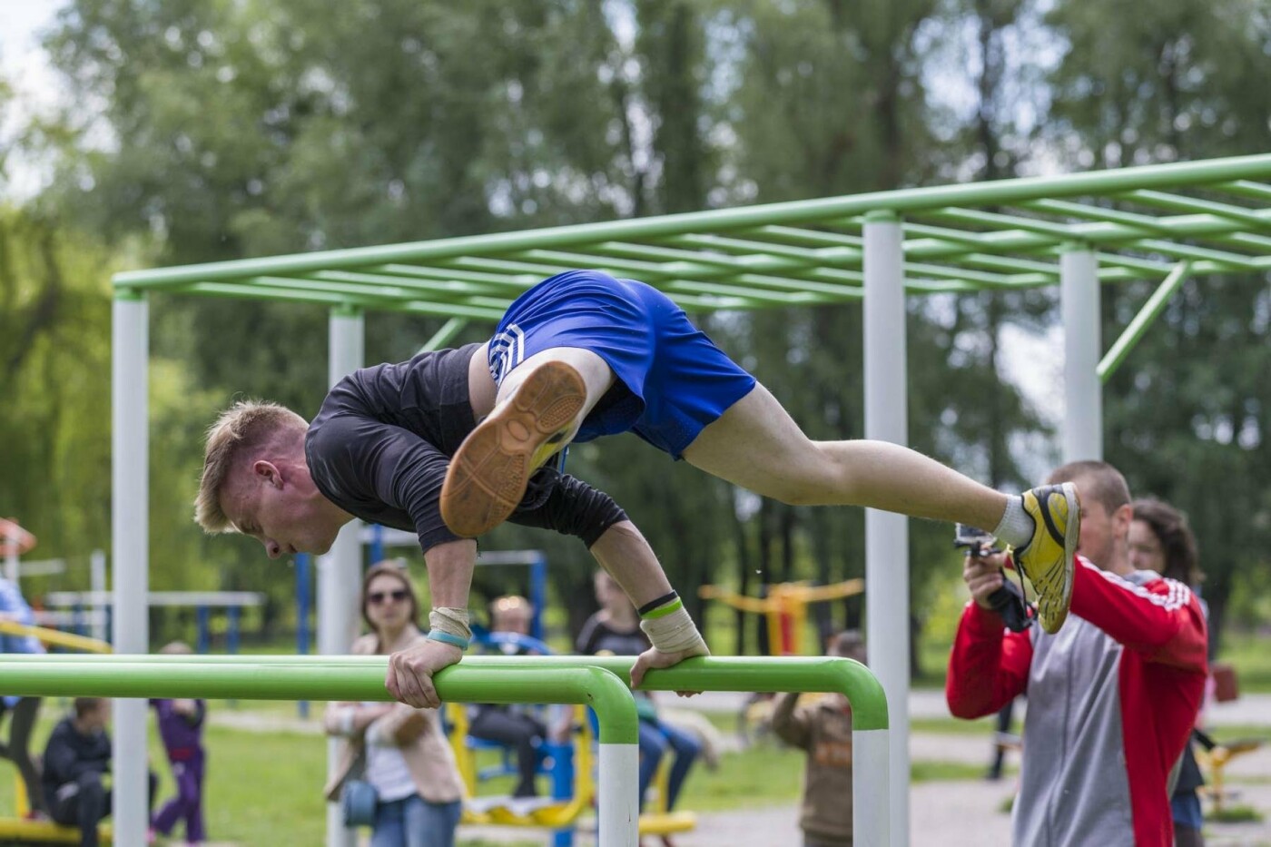 Благодійний Фонд «Рух молоді» розвиває спорт та допомагає будувати спортивні майданчики по всій Україні Благодійний Фонд «Рух молоді» розвиває спорт та допомагає будувати спортивні майданчики по всій Україні