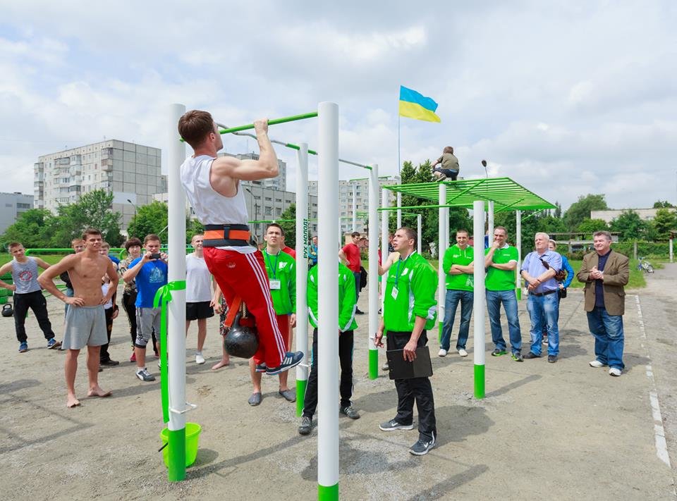 Благодійний Фонд «Рух молоді» розвиває спорт та допомагає будувати спортивні майданчики по всій Україні Благодійний Фонд «Рух молоді» розвиває спорт та допомагає будувати спортивні майданчики по всій Україні