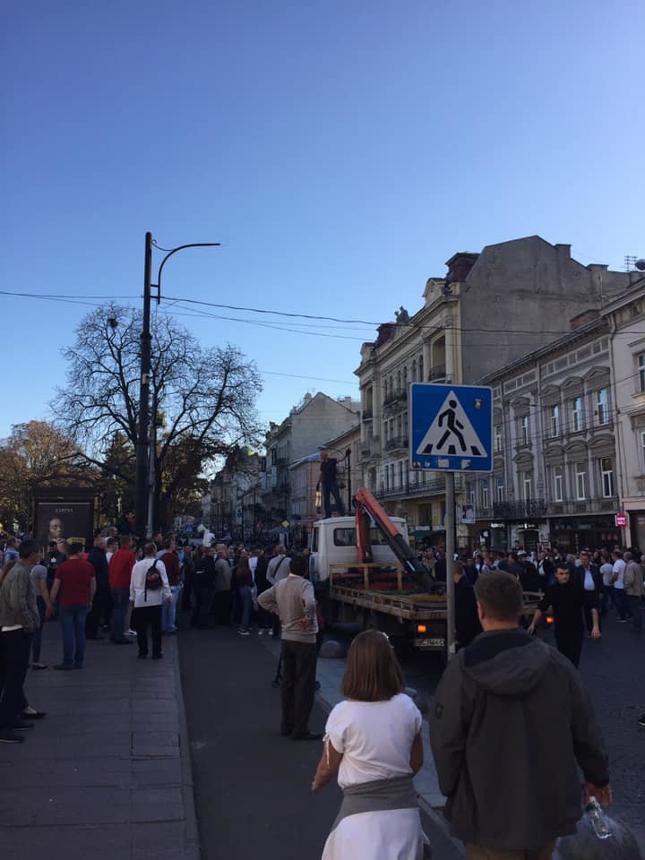 У центрі Львова власник іграшкових машинок виліз на евакуатор, - ФОТО