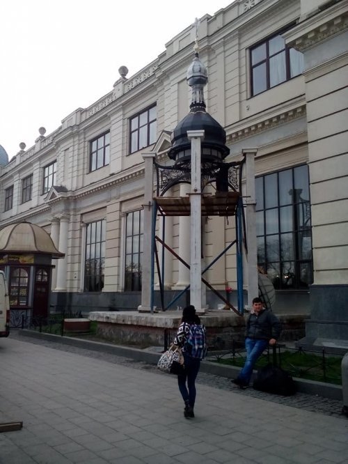 біля головного вокзалу Львова встановлюють каплицю з Богородицею/фото Дем'яна Данилюка