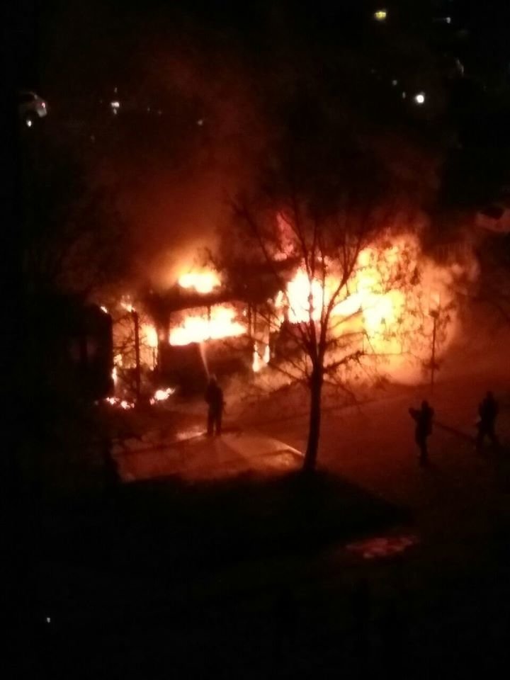 Тролейбус горить на Науковій Тролейбус горить на Науковій