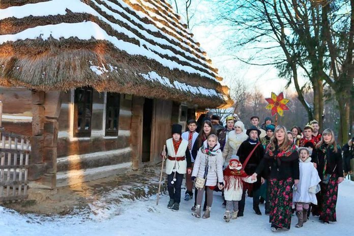 Фото: святкування у Шевченківському Гаю / dyvys.info Фото: святкування у Шевченківському Гаю / dyvys.info
