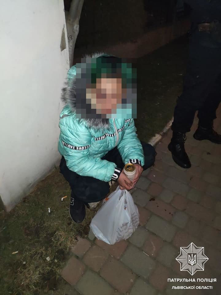 Затримана за неправдиве повідомлення про замінування, фото патрульної поліції