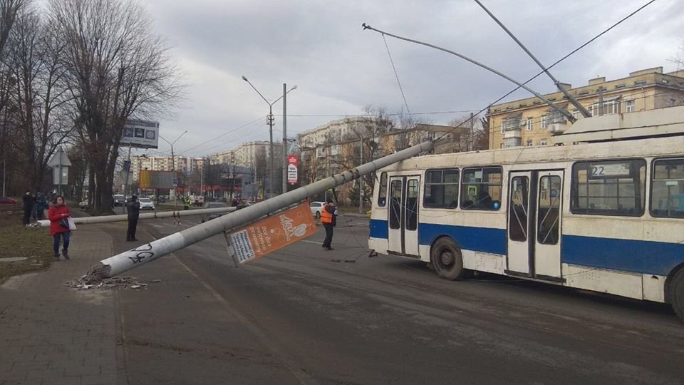 Падіння електроопори, фото Андрія Білого, ЛМР