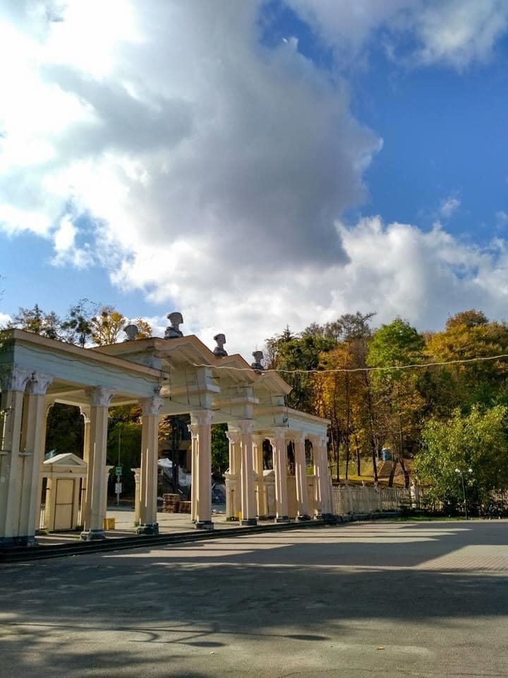У Парку Культури розпочали реставрацію арки на центральному вході