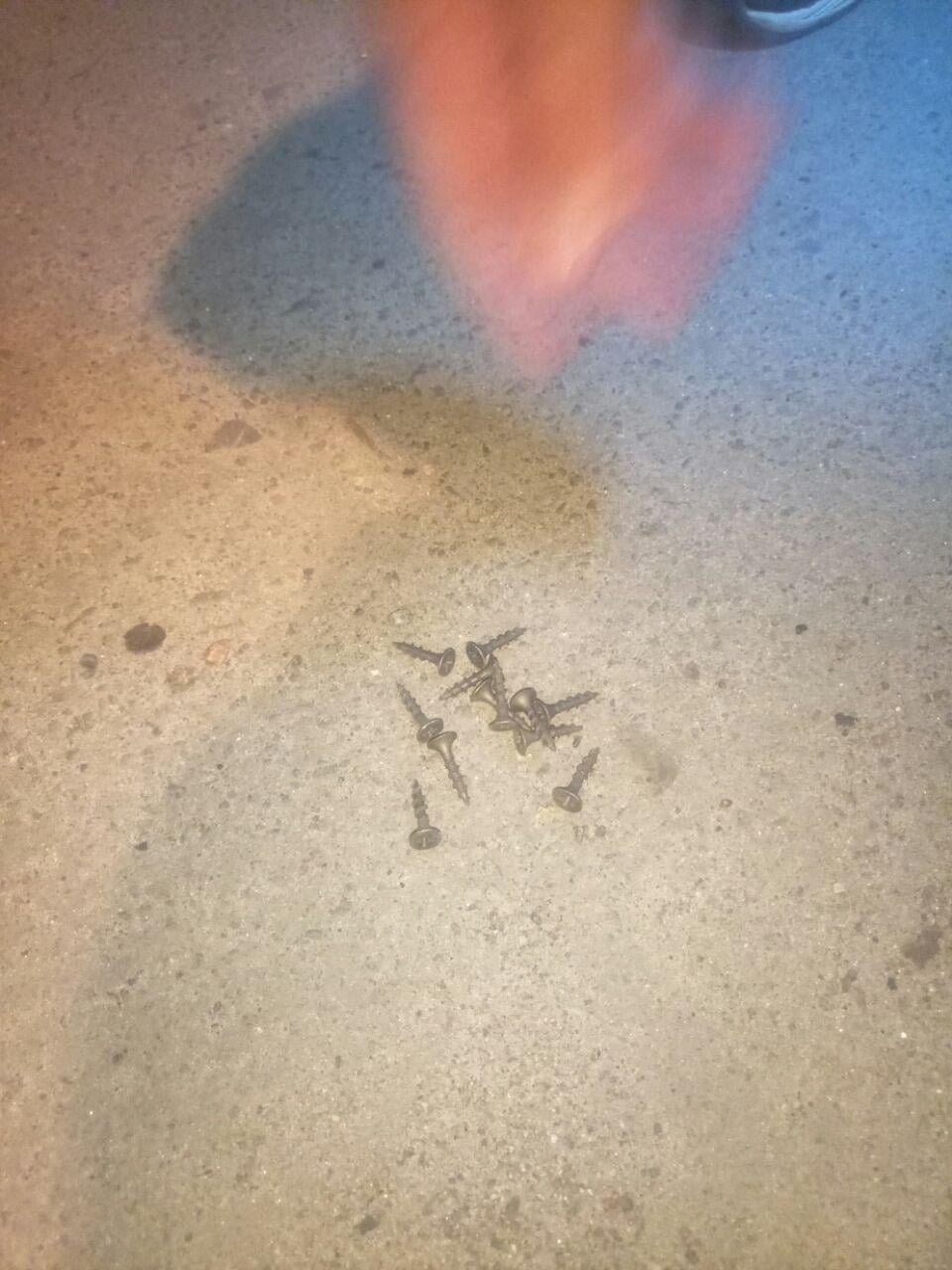 Наслідки розкиданих цвяхів на вулиці Патона у Львові. Фото - дописувачі "Варта-1"