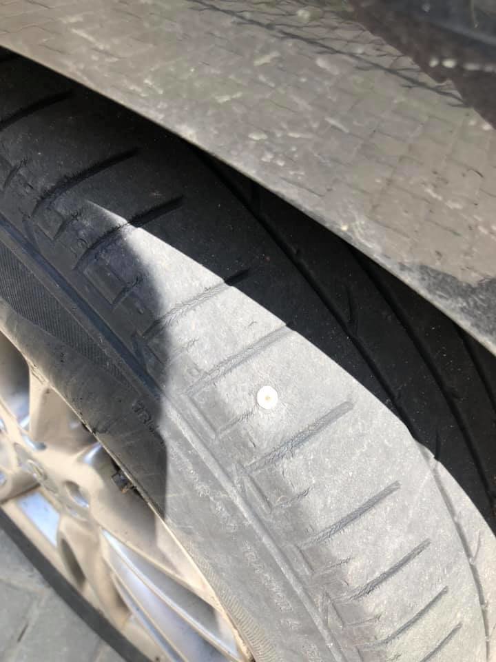 Наслідки розкиданих цвяхів на вулиці Патона у Львові. Фото - дописувачі "Варта-1"