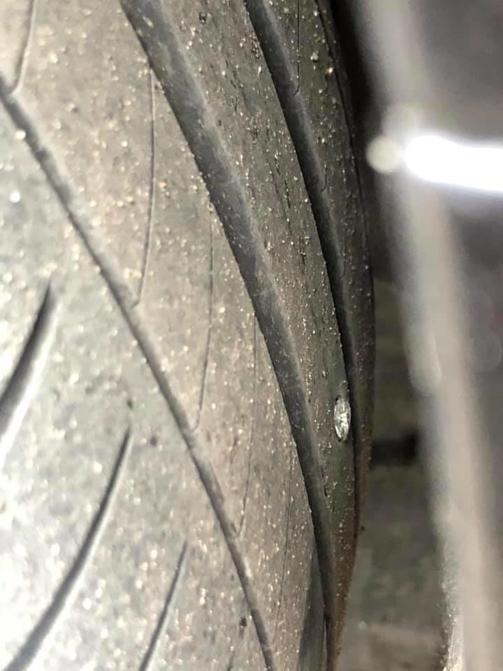 Наслідки розкиданих цвяхів на вулиці Патона у Львові. Фото - дописувачі "Варта-1"