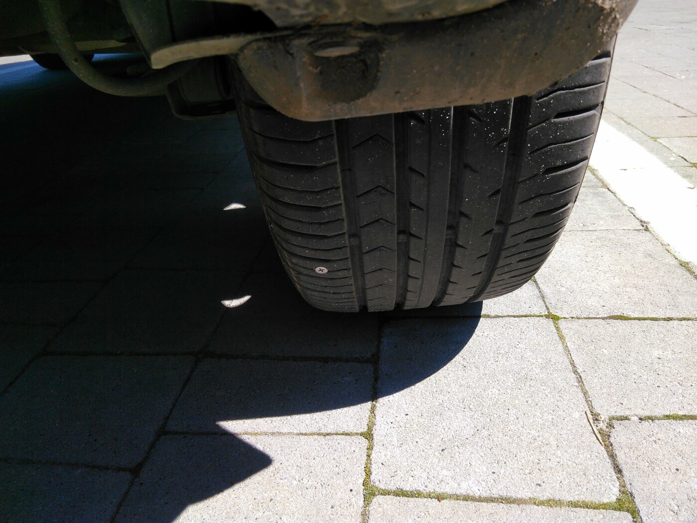 Наслідки розкиданих цвяхів на вулиці Патона у Львові. Фото - дописувачі "Варта-1"