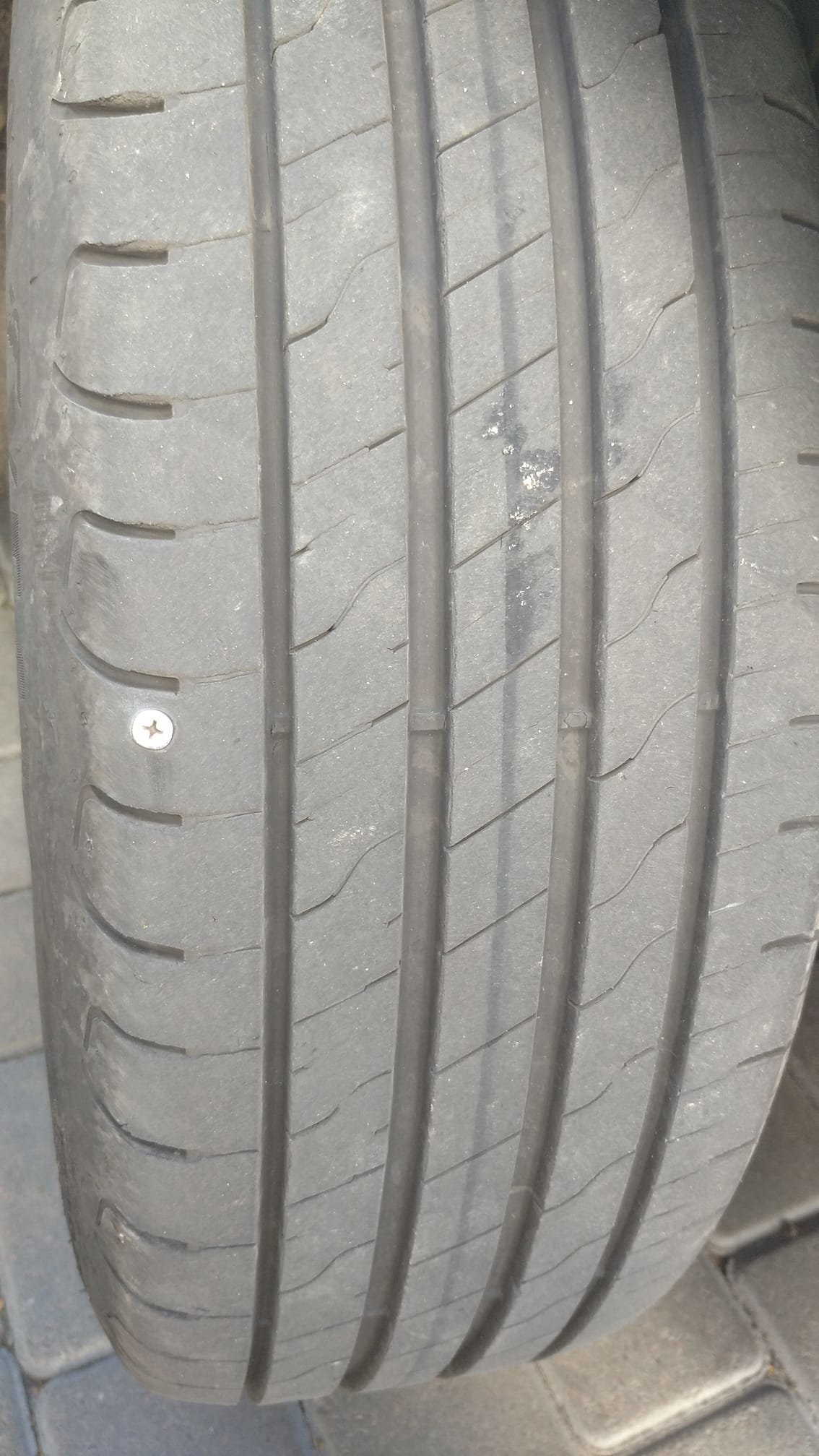 Наслідки розкиданих цвяхів на вулиці Патона у Львові. Фото - дописувачі "Варта-1"