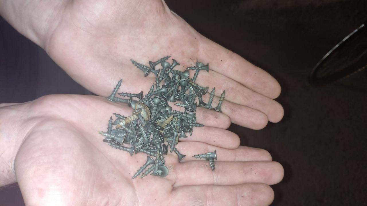 Наслідки розкиданих цвяхів на вулиці Патона у Львові. Фото - дописувачі "Варта-1"