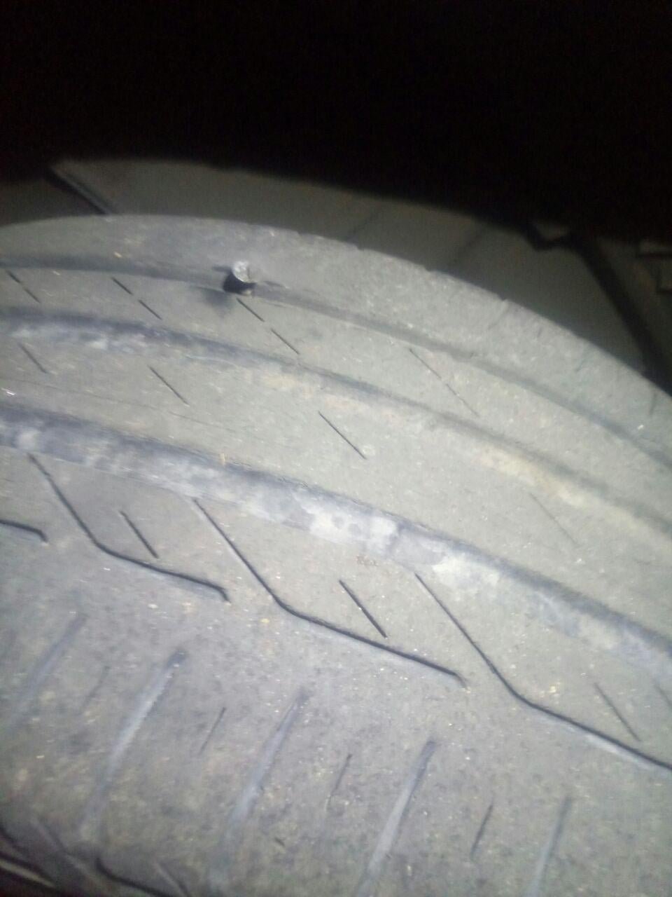 Наслідки розкиданих цвяхів на вулиці Патона у Львові. Фото - дописувачі "Варта-1"