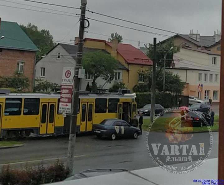 ДТП на вулиці Княгині Ольги. Фото - "Варта-1" ДТП на вулиці Княгині Ольги. Фото - "Варта-1"