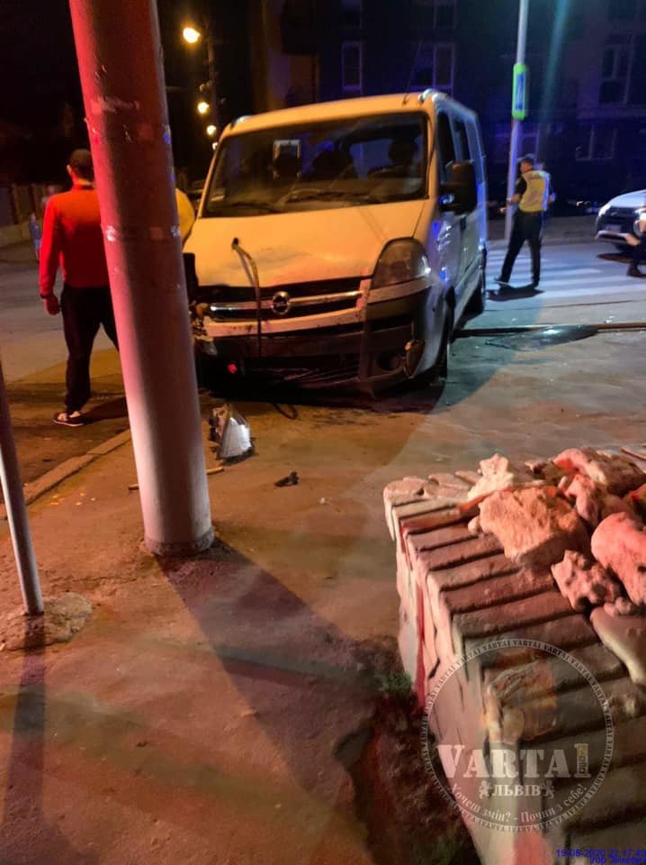 ДТП на Левандівці, фото поліції і "Варта-1" ДТП на Левандівці, фото поліції і "Варта-1"