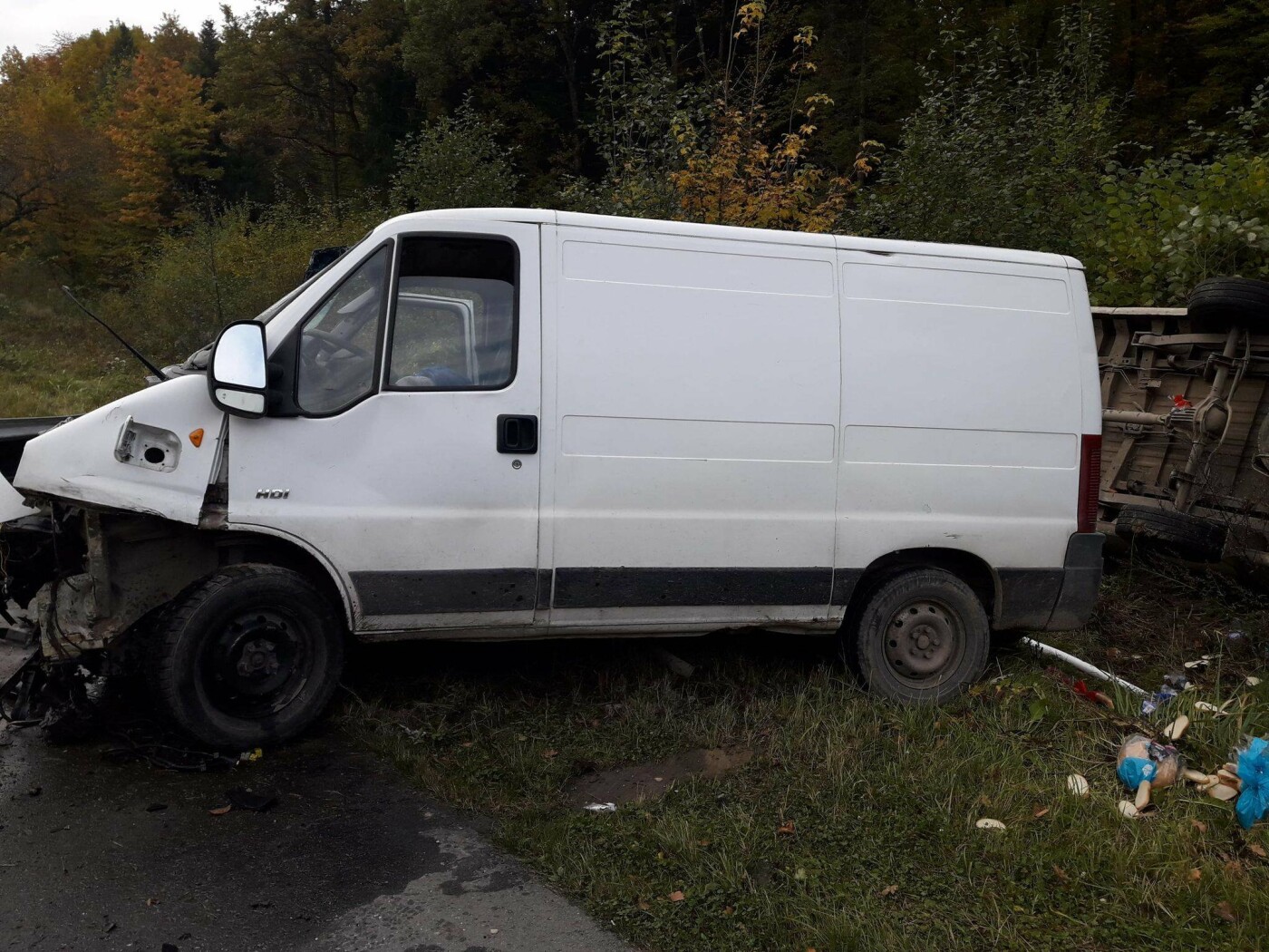 Дрогобицький район: біля села Лішня зіткнулися автомобілі Peugeot і Mercedes, - ФОТО