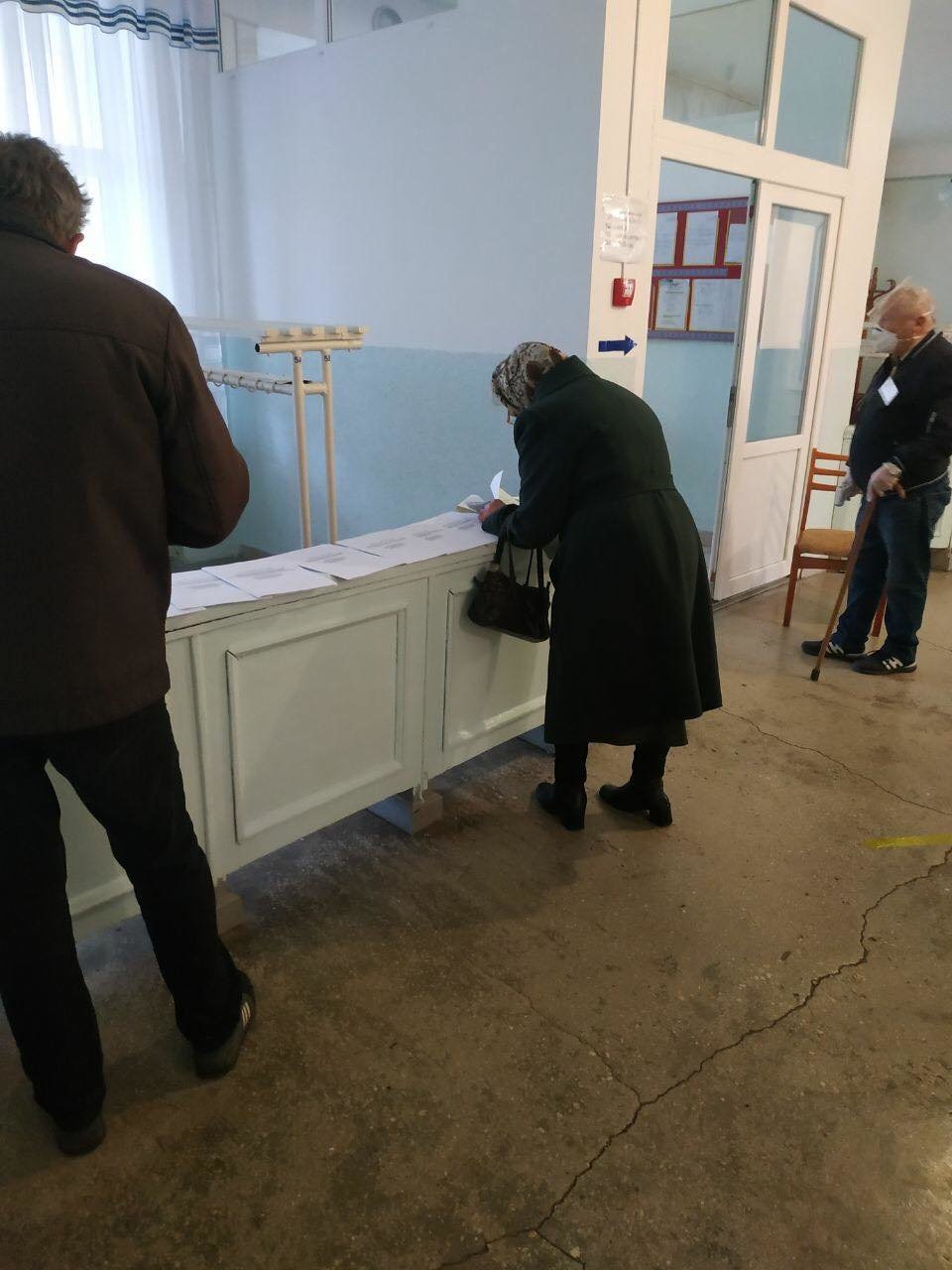 Перший пішов: на Львівщині виборці рвуть бюлетені та голосують на підвіконні, - ФОТО