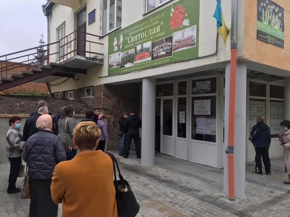 У Трускавці на кандидатку в депутати склали протокол за перешкоджання голосуванню