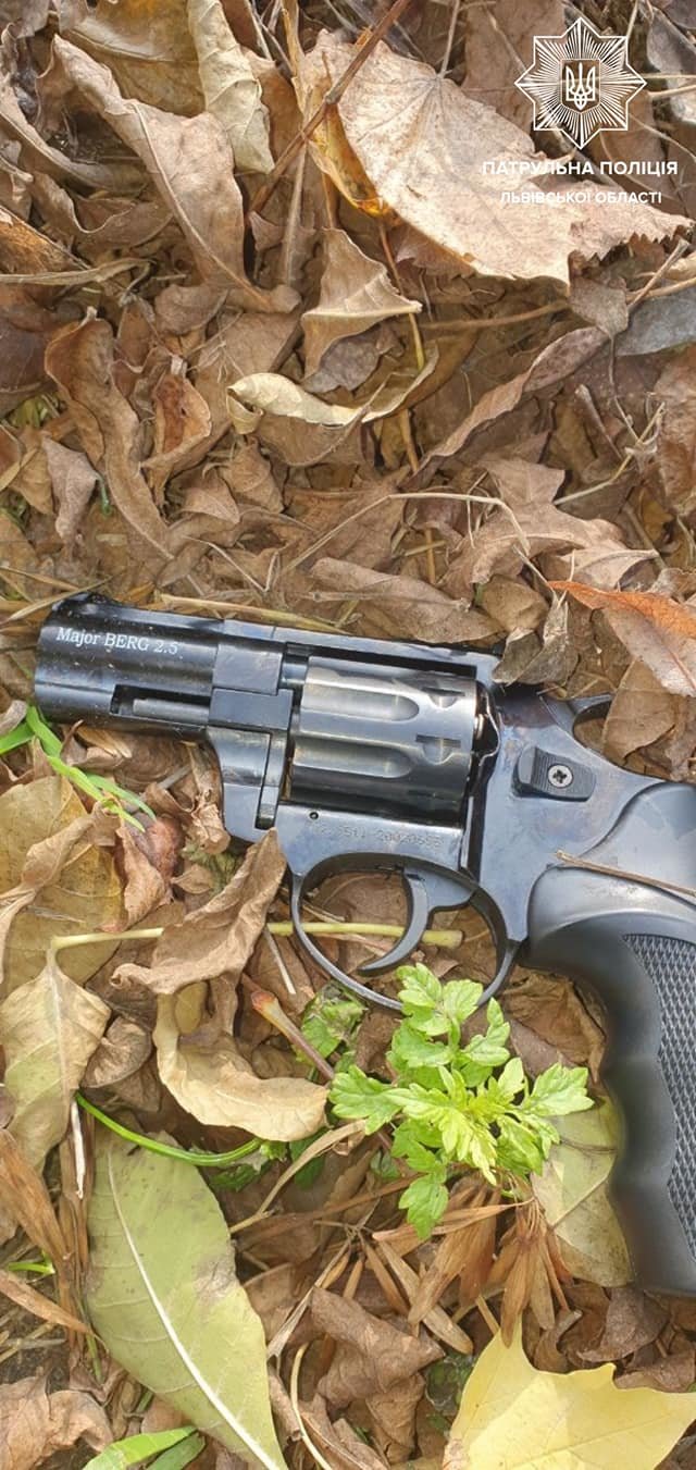 П'яна жінка стріляла у Львові. Фото - Патрульна поліція Львівщини П'яна жінка стріляла у Львові. Фото - Патрульна поліція Львівщини