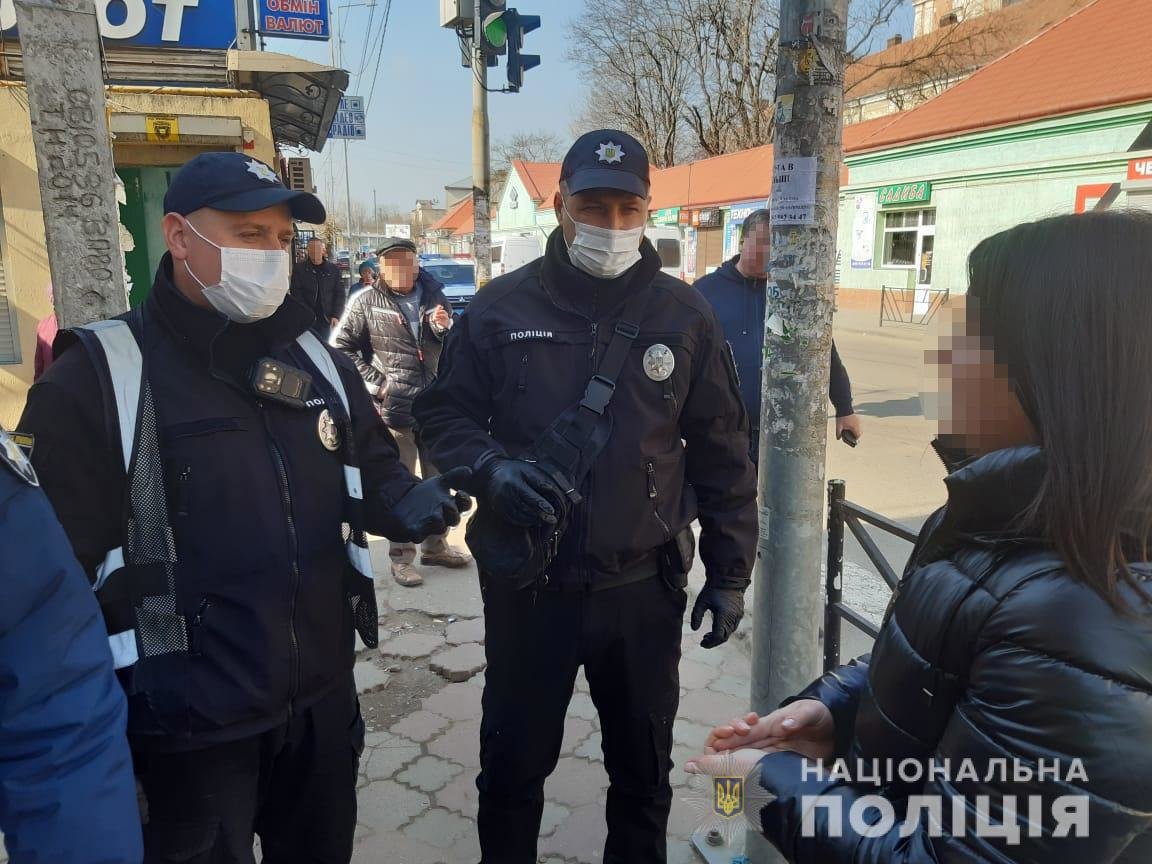 Поліція контролює вимоги щодо карантину вихідного дня