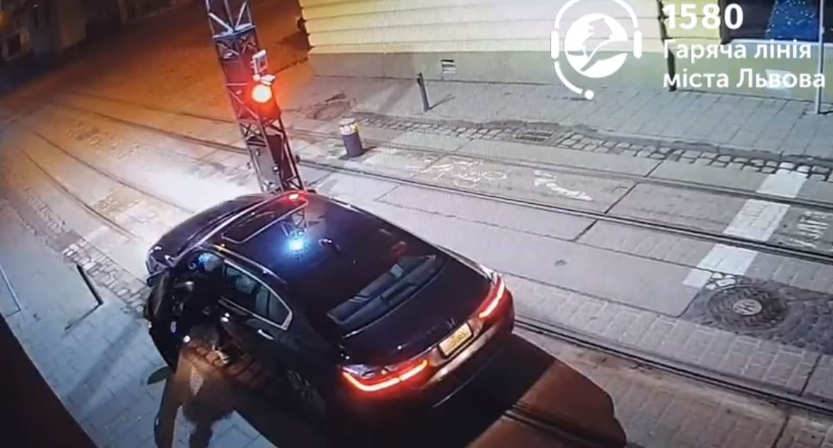 Авто врізалося у болард у Львові Авто врізалося у болард у Львові, Скріншот з відео