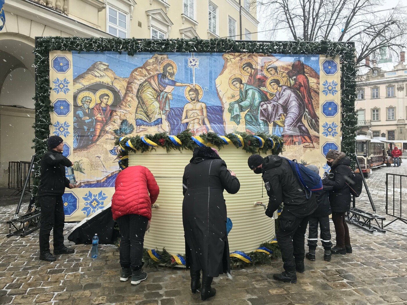 На Водохреща у центрі Львові освятили воду: жителі можуть набрати її впродовж дня, - ФОТО