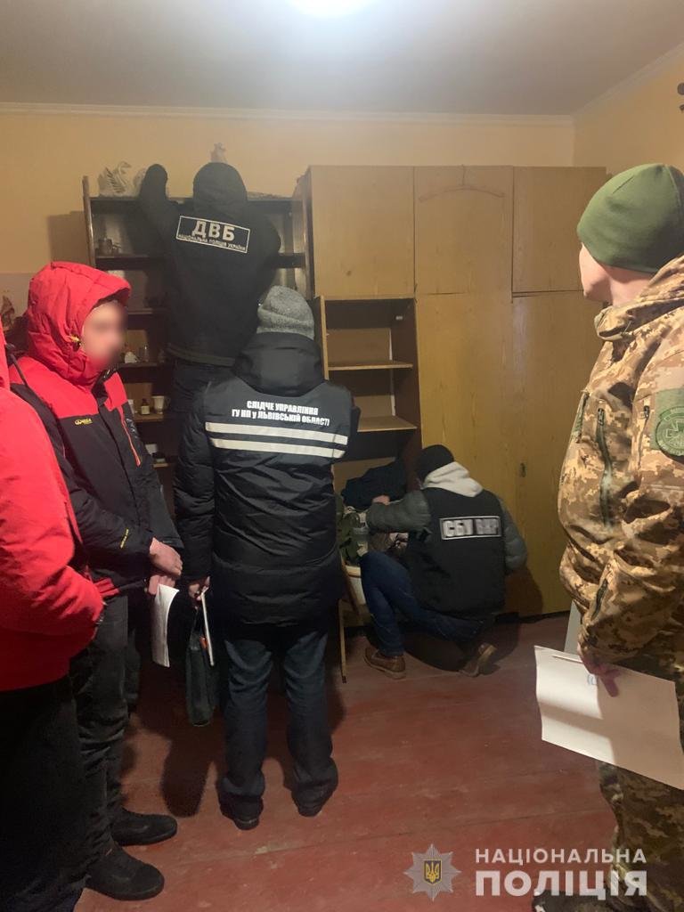 Львівському військовослужбовцю оголошено про підозру у збуті зброї Львівському військовослужбовцю оголошено про підозру у збуті зброї, Фото: поліція Львівщини