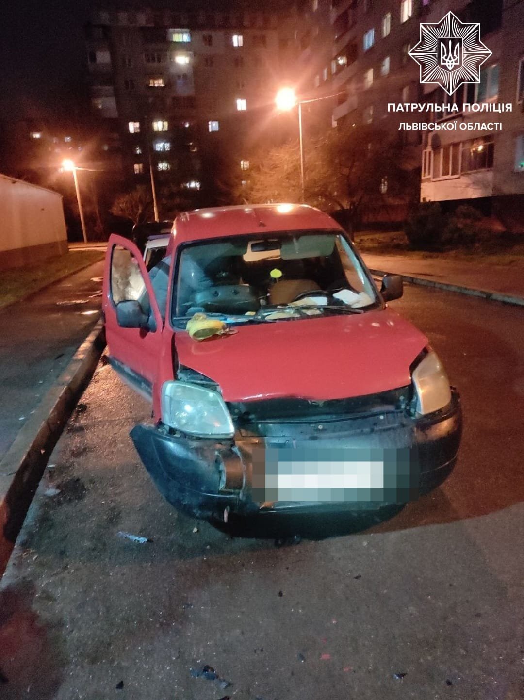 У Львові нетверезий водій зніс припаркований автомобіль, - ФОТО