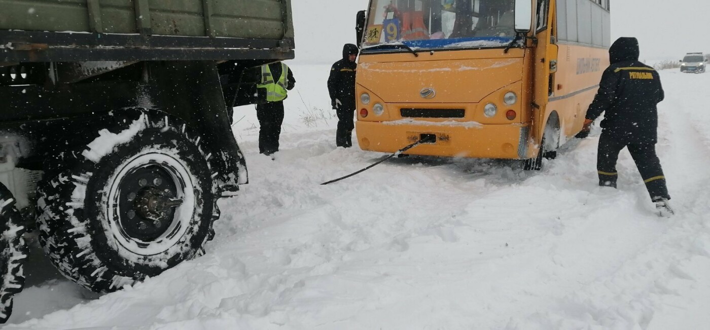 Автобус застряг у снігу в с. Угерсько Автобус застряг у снігу в с. Угерсько, Фото: ДСНС Львівщини