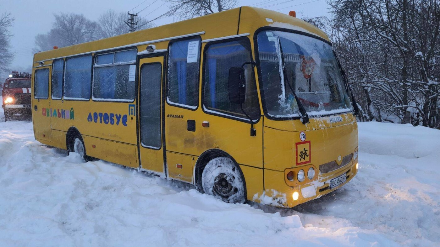 Автобус застряг у с. Ракобовти Автобус застряг у с. Ракобовти, Фото: ДСНС Львівщини