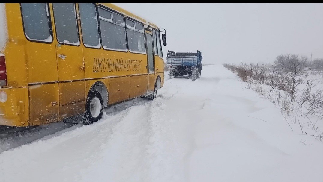 Автобус застряг між селами Мала Горожанна та Колодруби Автобус застряг між селами Мала Горожанна та Колодруби, Фото: ДСНС Львівщини