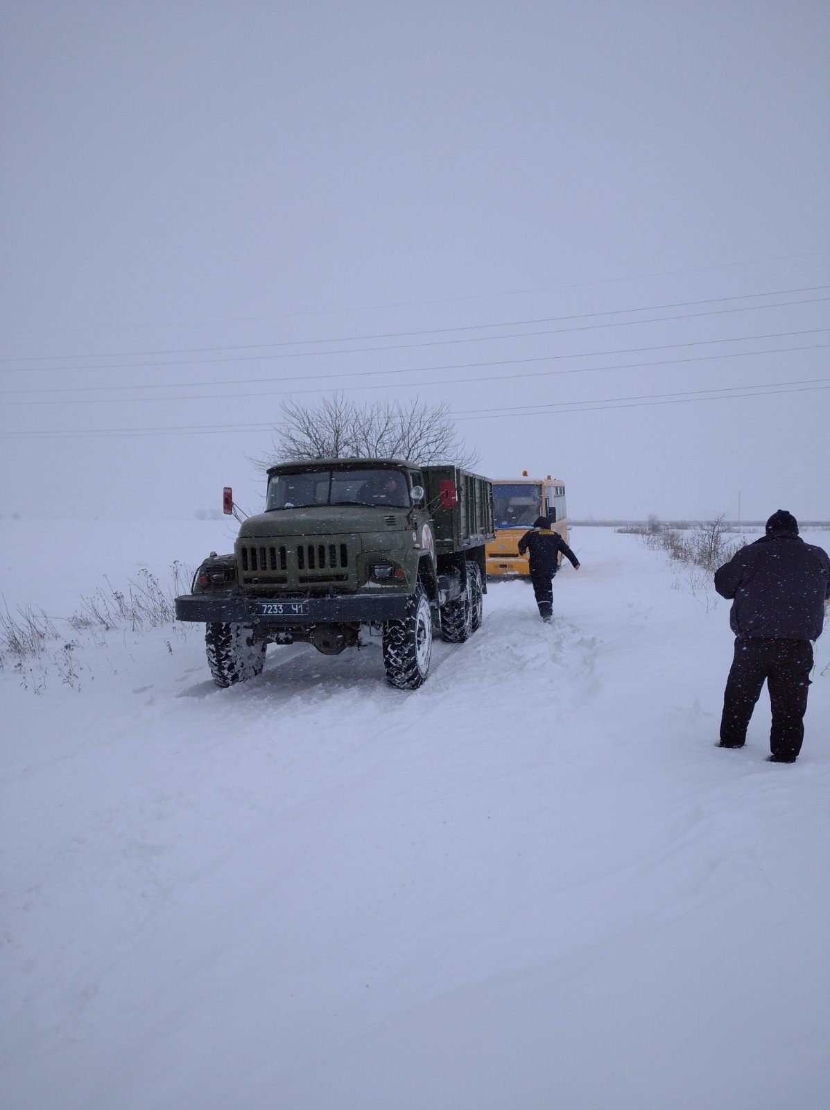 Автобус застряг у снігу в с. Угерсько Автобус застряг у снігу в с. Угерсько, Фото: ДСНС Львівщини